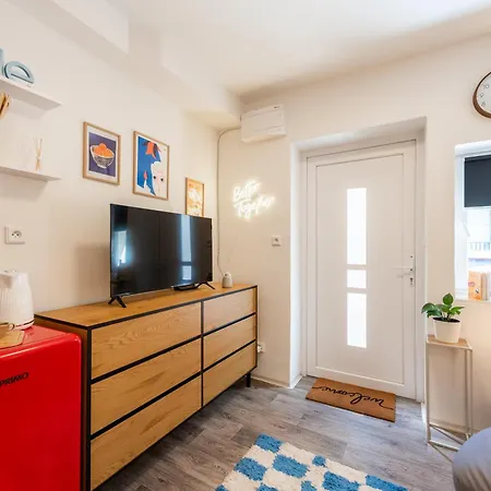 Διαμέρισμα Stylish Goose With Parking Near Karlin